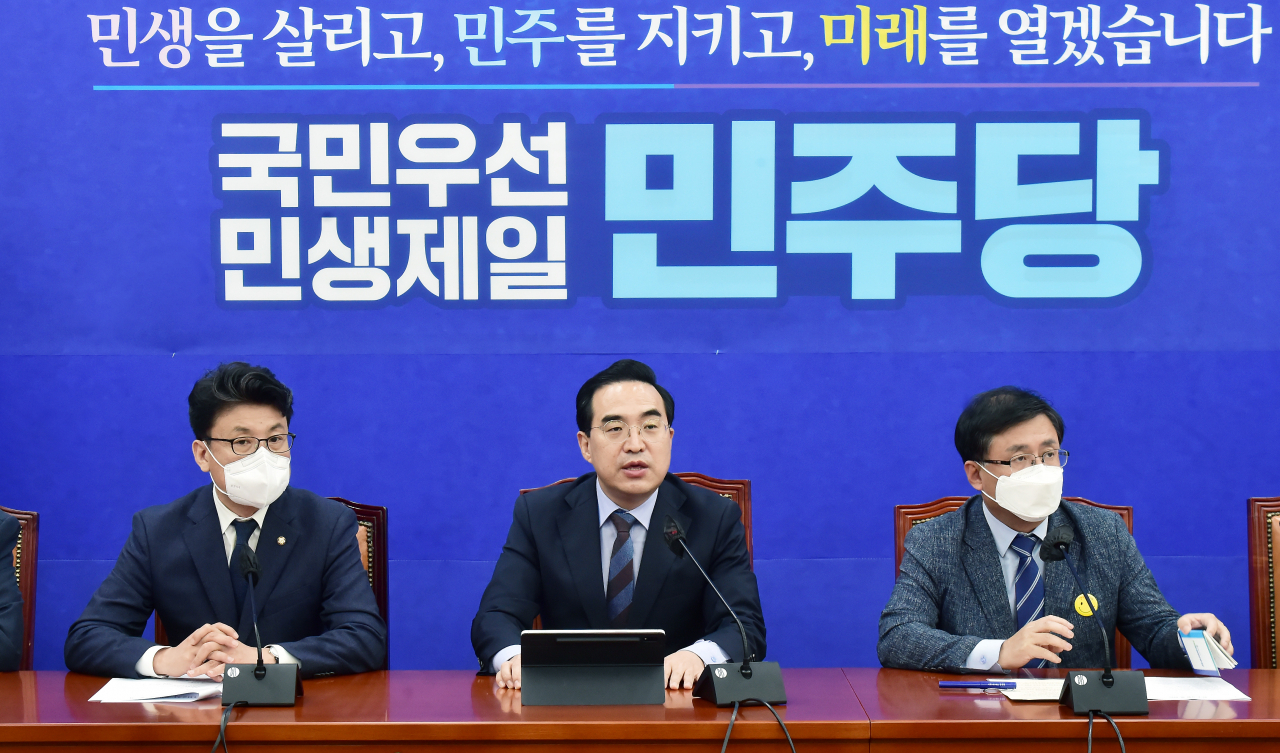 Rep. Park Hong-keun (C), floor leader of the Democratic Party, speaks during a party meeting at the National Assembly on Tuesday. (Yonhap)