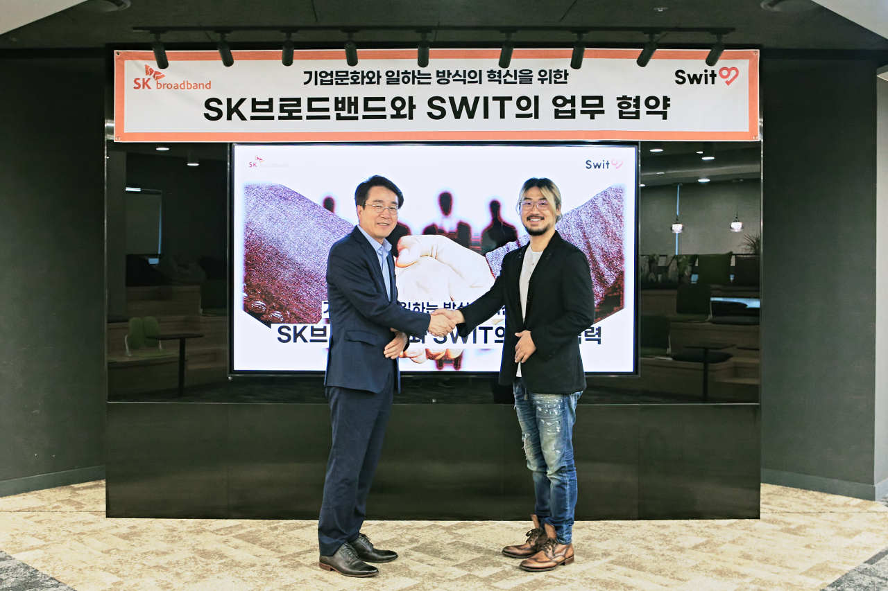 Lee Bang-yeol (left), vice president of Connect Infra Company at SK Broadband, and Josh Lee, CEO and co-founder of Swit, pose for a photo after they signed a business partnership on Wednesday. (SK Broadband)