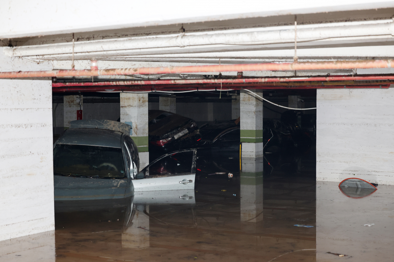 The underground parking lot of an apartment building in the southeastern city of Pohang, North Gyeongsang Province, on Wednesday. (Yonhap)