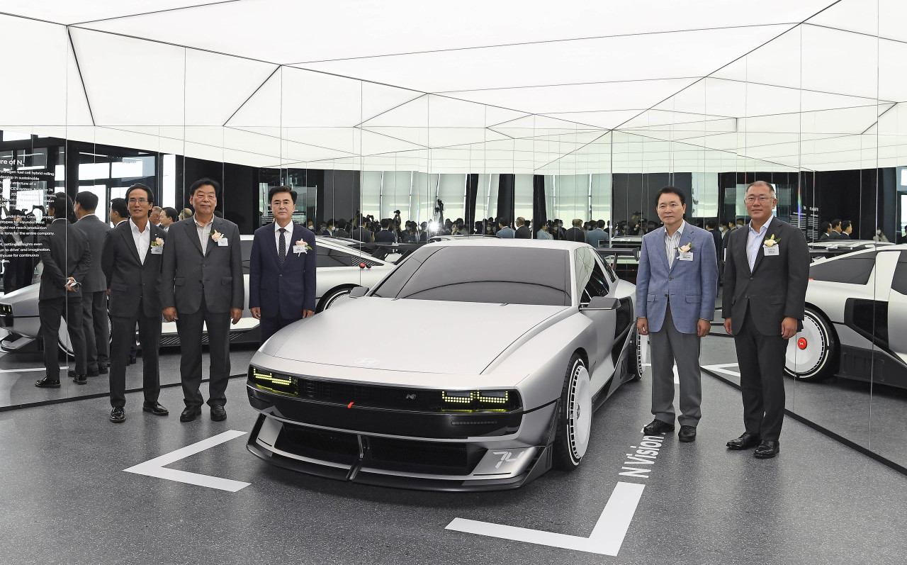 (From left) Hankook ＆ Company Group Chairman Cho Hyun-bum, Taean County Mayor Ga Se-ro, South Chungcheong Province Governor Kim Tae-heum, lawmaker Sung Ill-jong of the People Power Party, Hyundai Motor Group Executive Chair Chung Euisun pose in front of N Vision 74 concept car inside HMG Driving Experience Center during the opening ceremony held Wednesday. (Hyundai Motor Group)