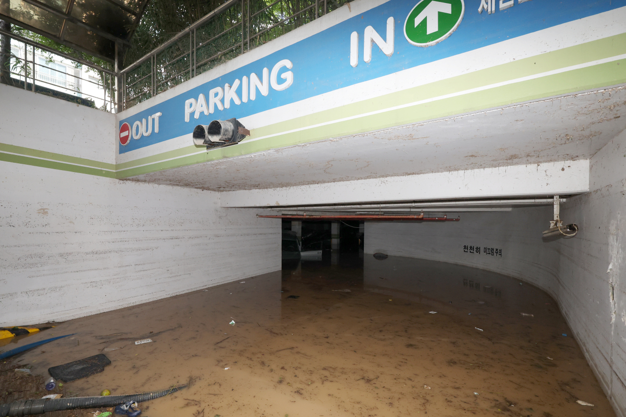An underground parking lot at an apartment complex in Pohang was flooded due to heavy rain. (Yonhap)