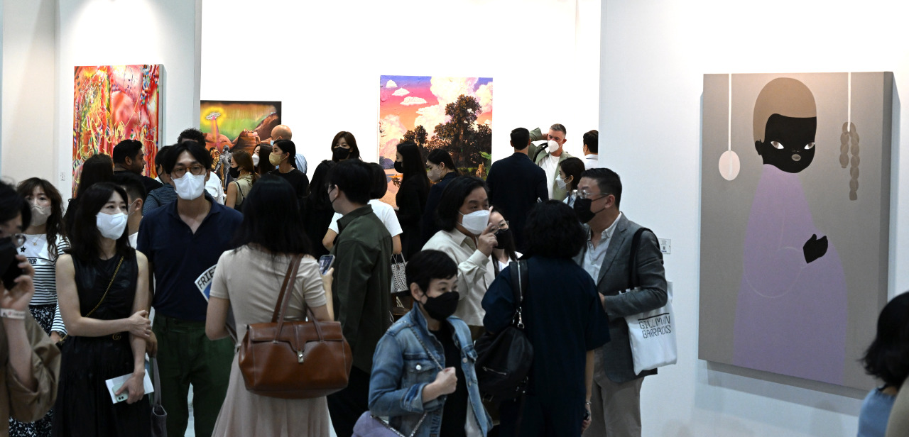 Visitors view artworks at Frieze Seoul during the VIP opening on Friday at Coex, southern Seoul. (Im Se-jun/The Korea Herald)