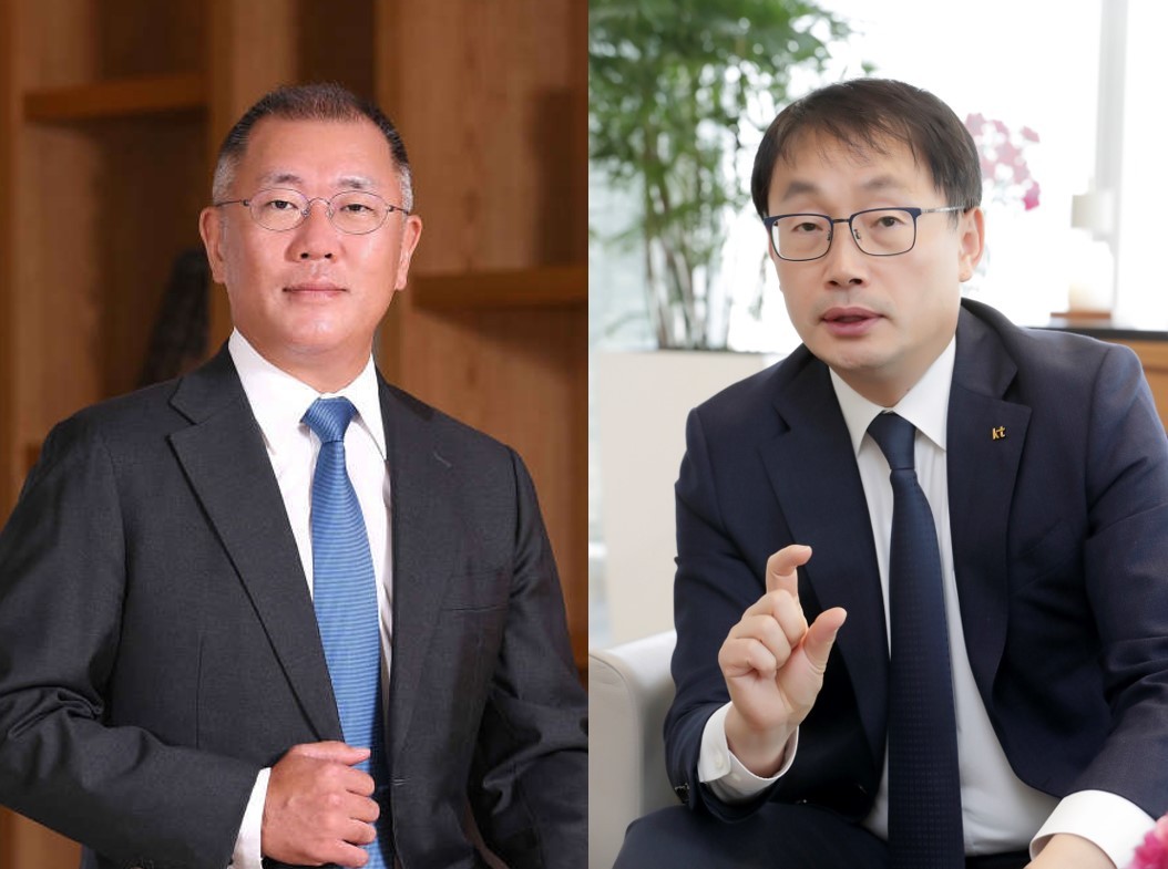 Hyundai Motor Group Chairman Chung Euisun (left) and KT CEO Koo Hyun-mo