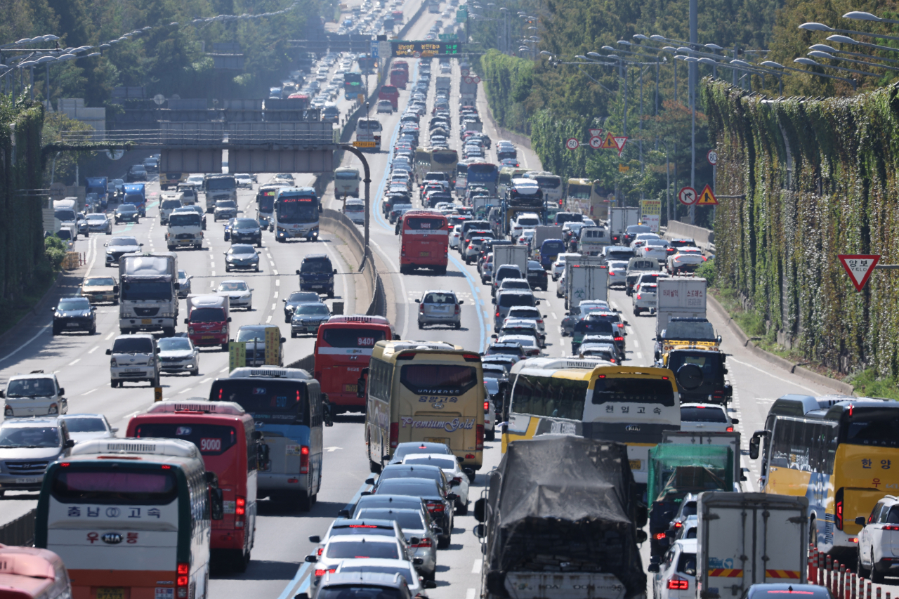 Cars move southward from Seoul's Jamwon Interchange connecting to the Gyeongbu Expressway on Thursday. (Yonhap)