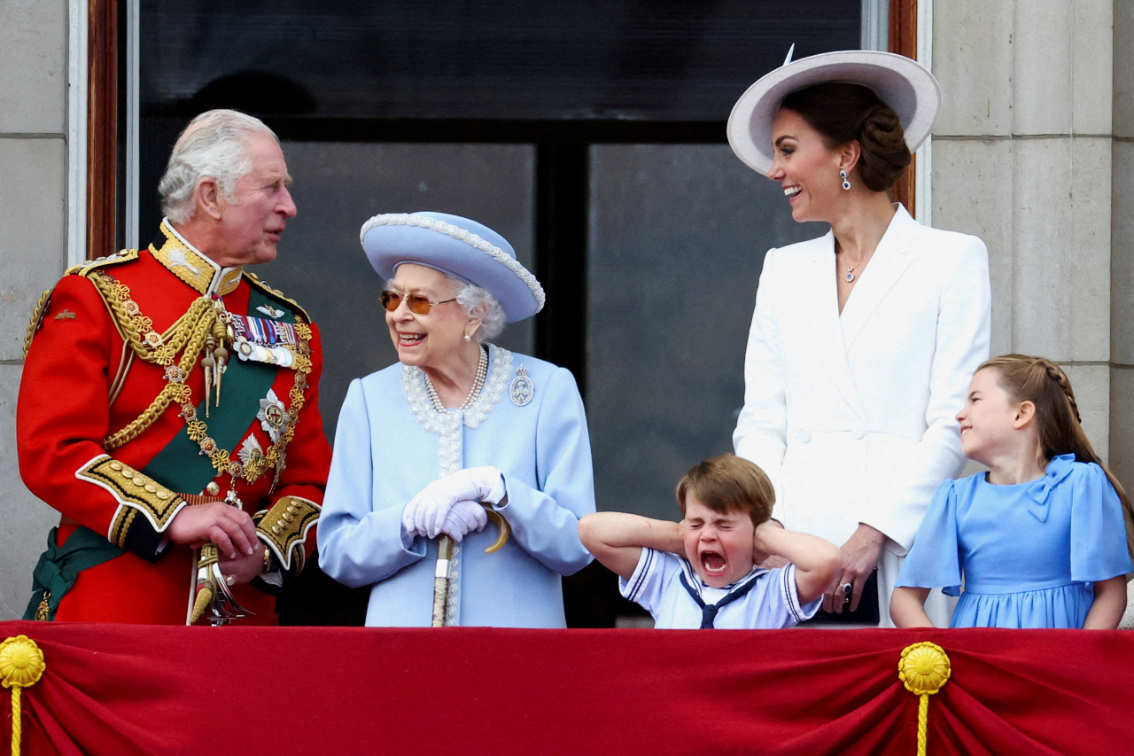 Britain's Queen Elizabeth, Prince Charles and Catherine, Duchess of Cambridge, along with Princess Charlotte and Prince Louis appear on the balcony of Buckingham Palace as part of Trooping the Colour parade during the Queen's Platinum Jubilee celebrations in London, Britain, June 2, 2022. (Reuters-Yonhap)