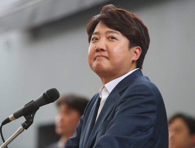 Lee Jun-seok, the former leader of the ruling People Power Party, speaks at a press conference held in Gwangju, Sunday. Lee is one of the representative young politicians who emerged during the 20th presidential election period eariler this year. (Yonhap)