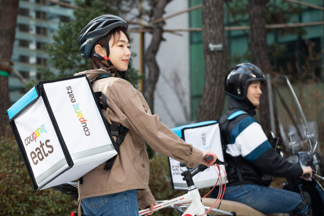 Coupang Eats delivery riders. The e-commerce giant operates a hiring system, called Coupang Flex, to allow part-timers a more flexible working environment. (Coupang Eats)