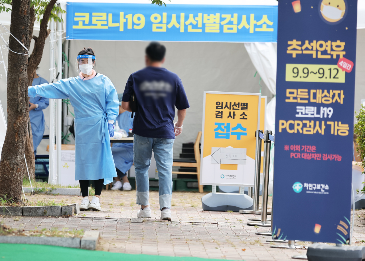 A person arrives at a temporary COVID-19 testing station at an expressway rest area in Gyeonggi Province, Monday. (Yonhap)