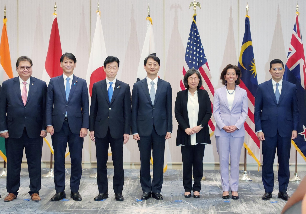 Ministers and officials of member nations of Indo-Pacific Economic Framework, a US-led intiative pose during the first in-person meeting of the IPEF in Los Angeles, the US on Friday. (Yonhap)