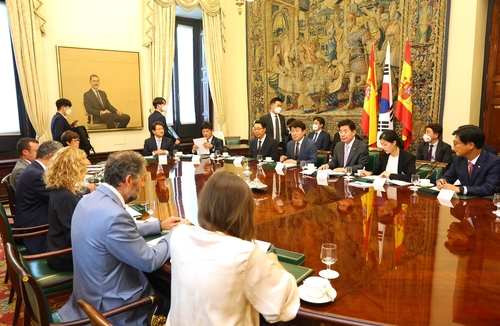 This photo, provided National Assembly Speaker Kim Jin-pyo's office on Tuesday, shows the South Korean parliamentary delegation led by the speaker and Meritxell Batet Lamana, president of the Spanish Congress of Deputies, and Spanish officials holding a meeting in Madrid. (Kim Jin-pyo's office)