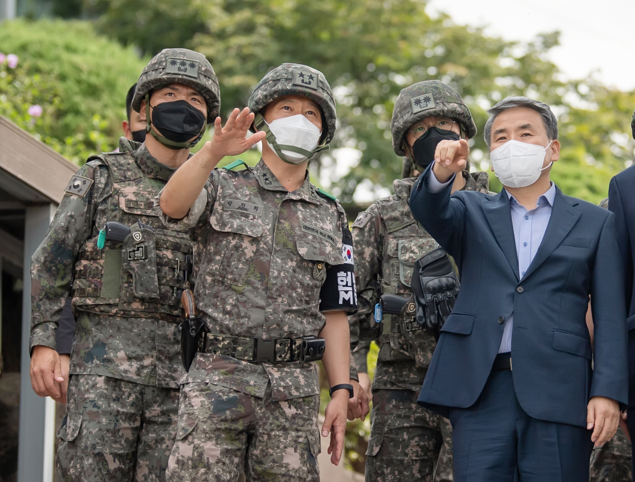 This photo, released on Monday, by the defense ministry, shows Defense Minister Lee Jong-sup (R) visiting a frontline Army unit to inspect troops' readiness. (Defense Ministry)