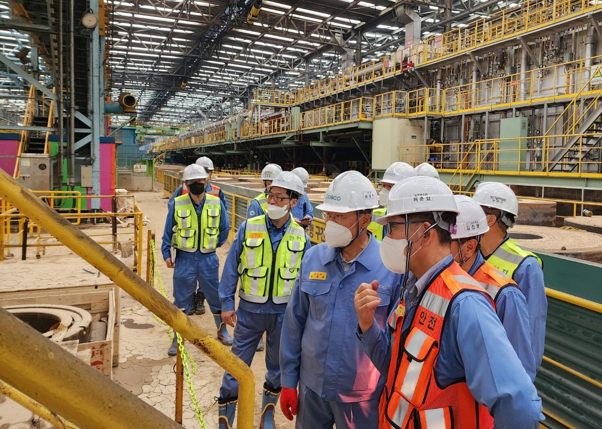 Posco Group Chairman Choi Jung-woo (second from right in front) inspects the Pohang steel plant in North Gyeongsang Province on Monday. (Posco)