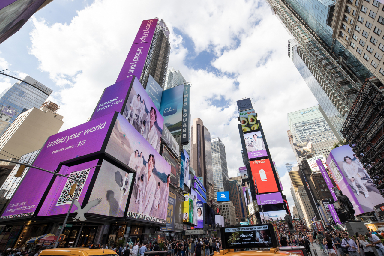 Samsung Electronics' “Galaxy Z Flip4 x BTS” digital advertisement is screened in New York’s Times Square. (Yonhap)
