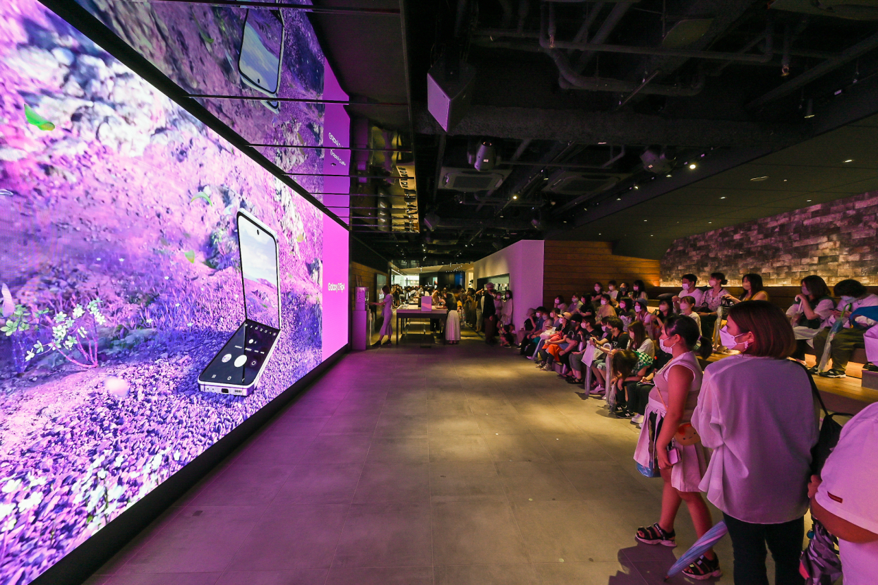 Samsung Electronics' “Galaxy Z Flip4 x BTS” digital advertisement is screened in Tokyo’s Shibuya. (Samsung Electronics)