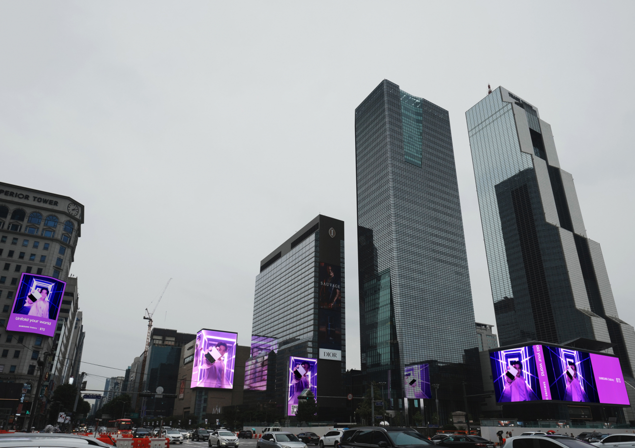 Samsung Electronics’ “Galaxy Z Flip4 x BTS” digital advertisement is screened at an intersection at Samseong Station in Gangnam, Seoul. (Samsung Electronics)