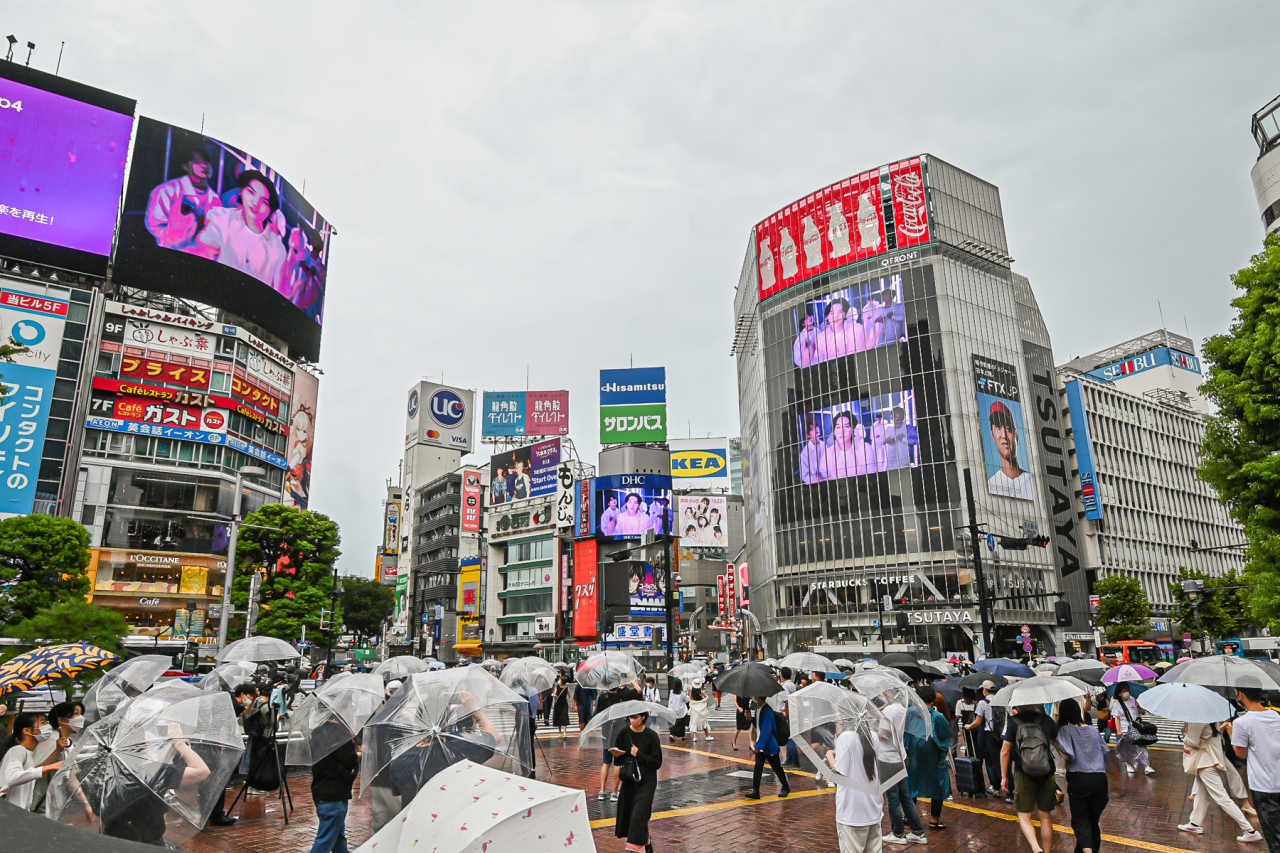 삼성전자의 '갤럭시 Z 플립4 x BTS' 디지털 광고가 도쿄 시부야에서 상영되고 있다.  (삼성전자)