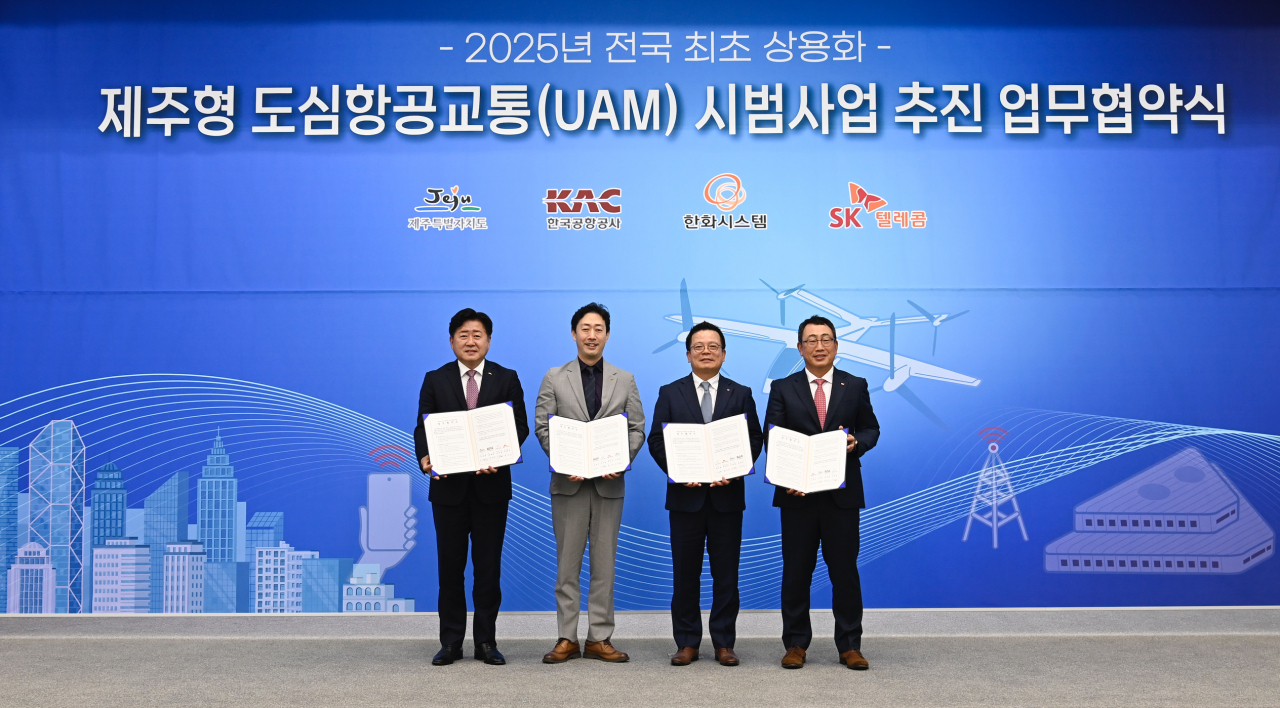 (From left) Jeju Gov. Oh Young-hun, Korea Airports Corp. CEO Yoon Hyeong-jung, Hanwha Systems CEO Uh Seong-cheol and SKT CEO Yoo Young-sang pose for a photo after signing an agreement in Jeju on Wednesday. (Hanwha Systems)