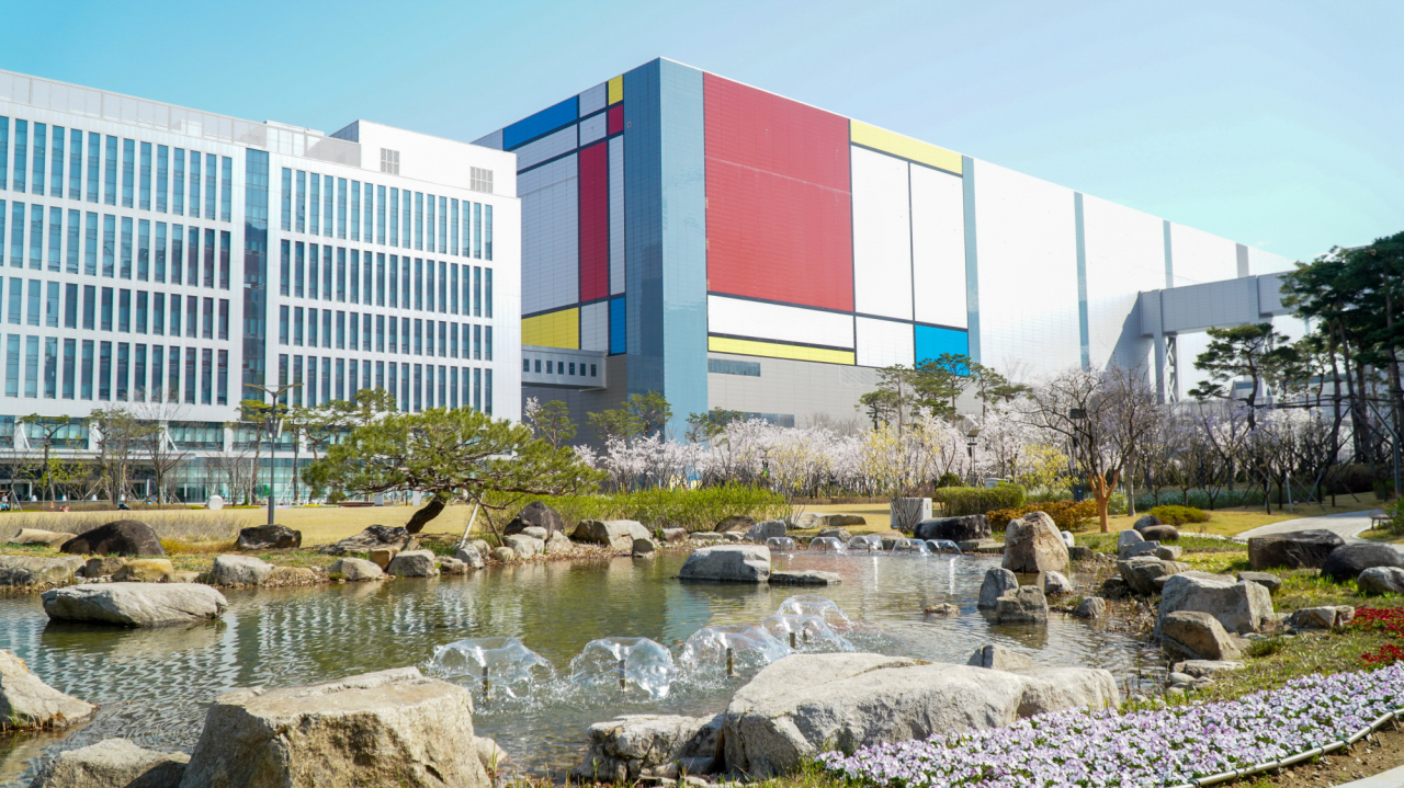 An exterior view of Samsung Electronics' semiconductor chip plant in Hwaseong, Gyeonggi Province (Samsung Electronics)