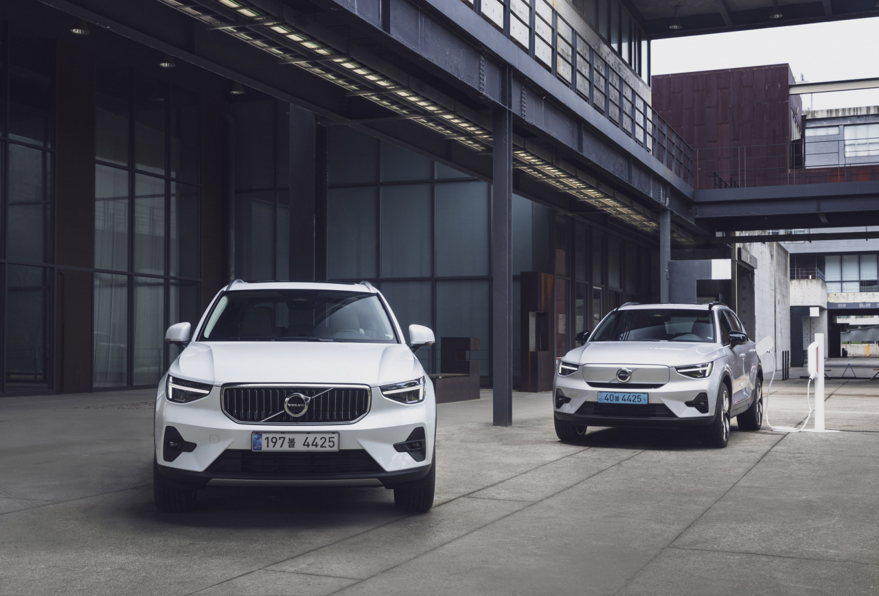 Volvo's compact SUV XC40. The car comes in both hybrid (left) and full-electric versions. (Volvo Car Korea)