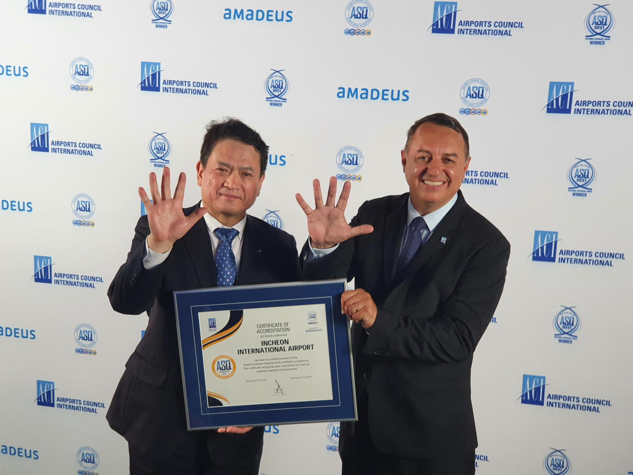 (Left) Kim Kyung-wook, President and CEO of IIAC, and Luis Felipe de Oliveira, Director General of ACI, pose for photo after ACI CX Summit 2022 (Joint Press Corp.)