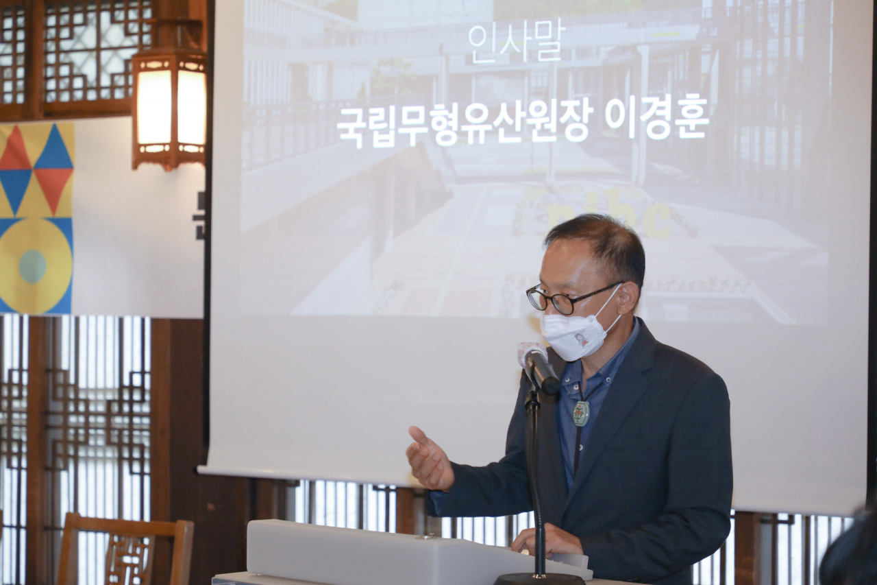 Yi Kyung-hoon, the NIHC head, speaks to reporters during a press conference at the Korea House in Jung-gu, central Seoul, Wednesday. (NIHC)