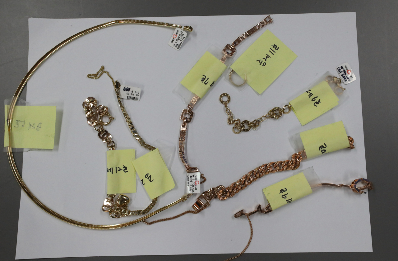 Jewelry seized from suspects (Yonhap)