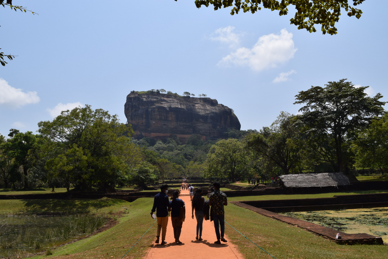 A group of travelers walk towards the Sigiriya ancient rock fortress, March 26. (Kim Hae-yeon/ The Korea Herald)