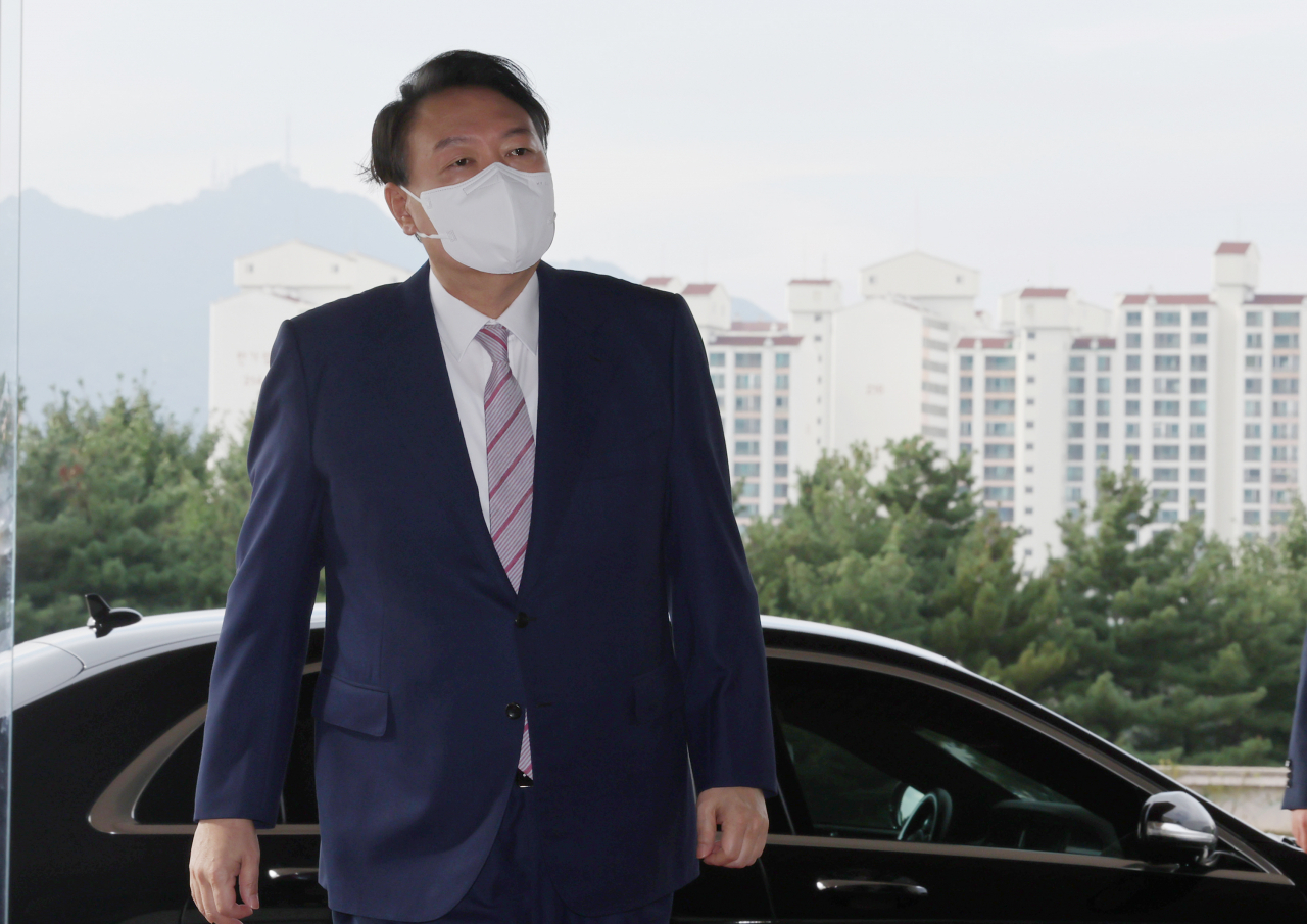 President Yoon Suk-yeol heads to the presidential office in Yongsan, Seoul, Friday. (Yonhap)
