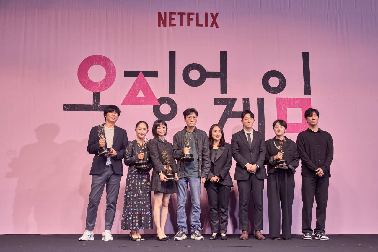 From left: VFX supervisor Cheong Jai-hoon, art director Chae Kyung-sun, actor Lee You-mi, director Hwang Dong-hyuk, Siren Pictures CEO Kim Ji-yeon and stunt performers Lee Tae-young, Kim Cha-i and Shim Sang-min pose before a celebratory press conference at the Westin Josun Seoul on Friday. (Netflix)
