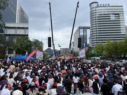 Unionized financial workers join a rally in central Seoul on Friday, as the Korean Financial Industry Union goes on a one-day general strike demanding a wage hike. (Yonhap)
