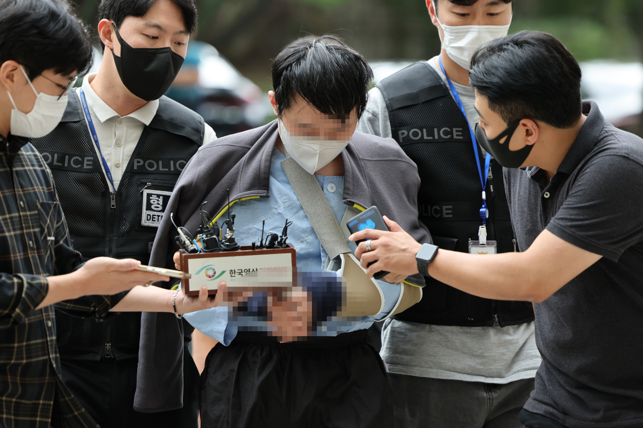 The 31-year-old suspect in the murder of a female Seoul Metro employee at Sindang Station on Line No. 20 shows up for a court hearing at the Seoul Central District Office on Sept. 16, 2022, two days after the alleged murder. (Yonhap)