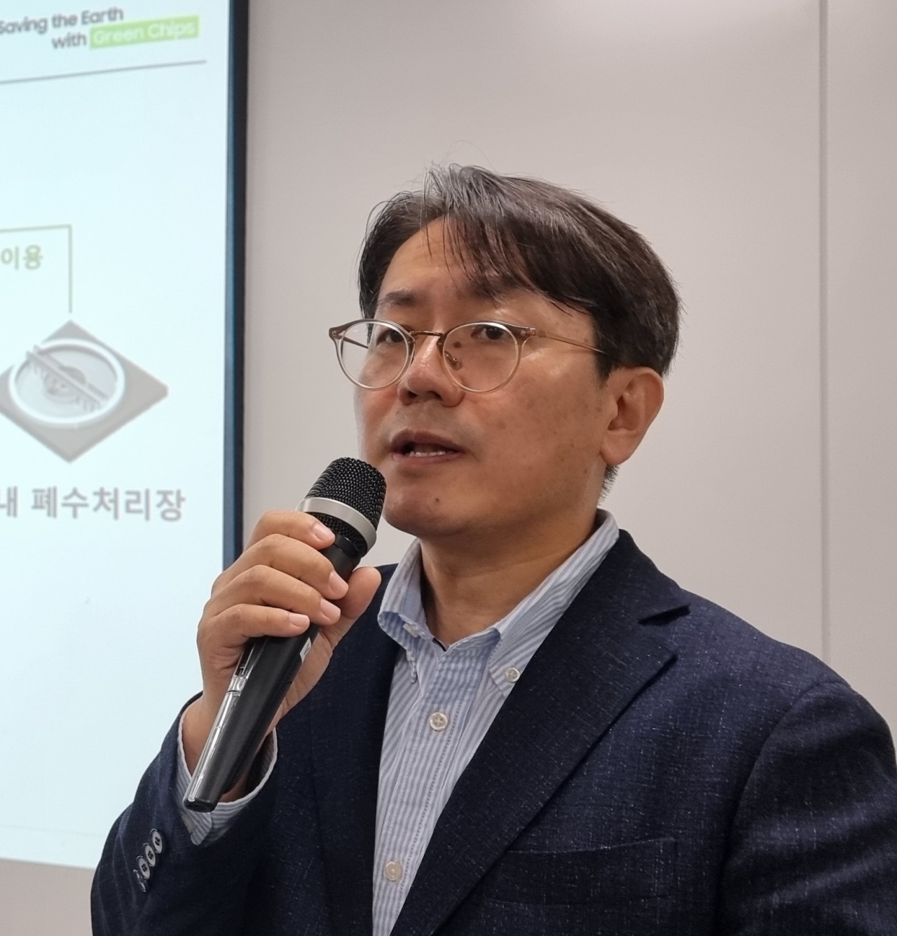 Song Doo-guen, executive vice president and head of the Environment ＆ Safety Center at Samsung Electronics, speaks at a briefing in Seoul, Friday. (Samsung Electronics)