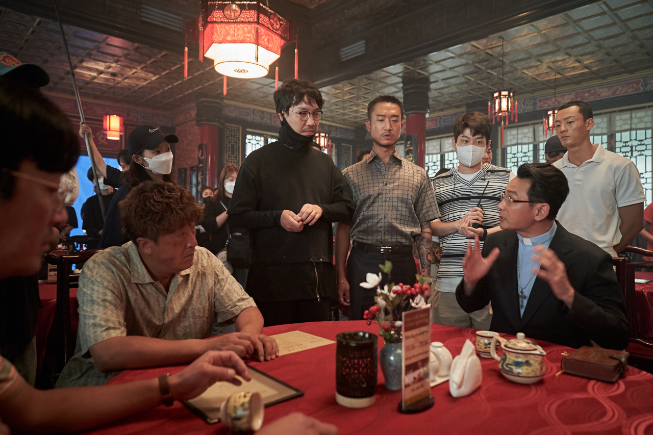 Yoon Jong-bin (center) speaks with the cast and crew of 