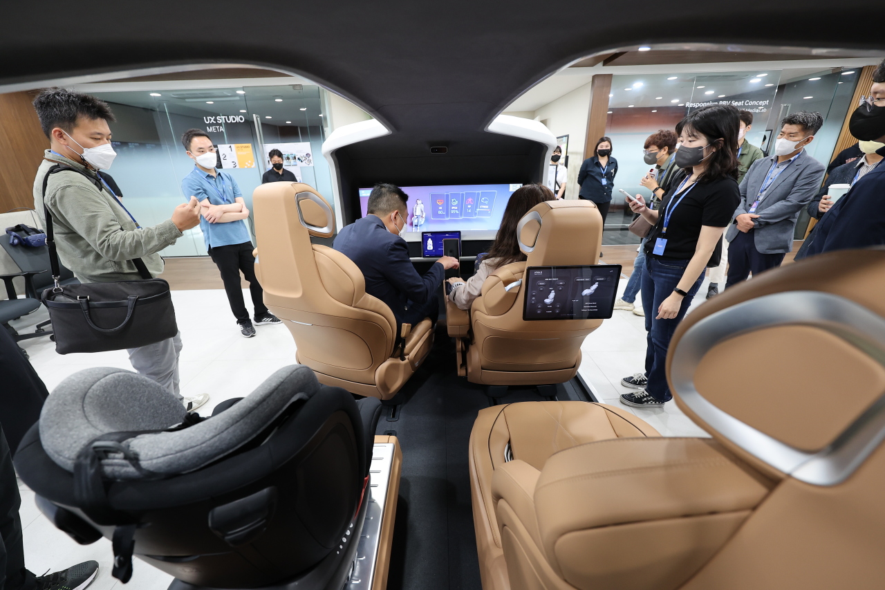 Le système de siège polyvalent de Hyundai Motor Group est présenté lors de l'événement UX Tech Day du constructeur automobile qui s'est tenu à Séoul vendredi.  Le système optimise les positions du siège à différentes fins, comme un parent avec un bébé.  (Yonhap)