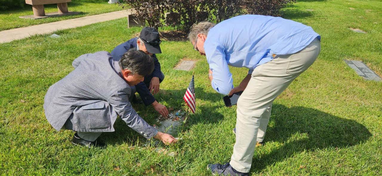 Lee Rae-jin visited the Oak Hill cemetery where Otto Warmbier was laid to rest. (courtesy of Lee)