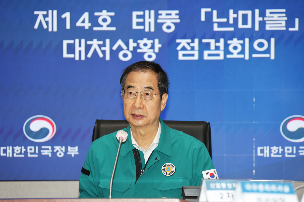Prime Minister Han Duck-soo (R) presides over a meeting at the government complex in Seoul on Monday, to discuss measures to make thorough preparations against Typhoon Nanmadol and minimize possible damage in areas that the typhoon, the 14th this season, could hit. (Yonhap)