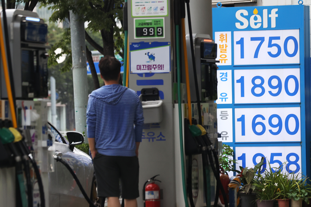 This file photo taken Sept. 4, 2022, shows a board displaying fuel prices at a gas station in Seoul. (Yonhap)