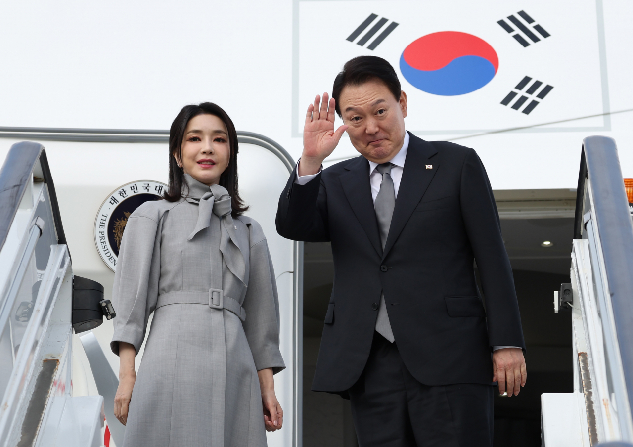 President Yoon Seok-yeol (right) and First Lady Kim Gun-hee board the presidential plane at London Stansted Airport on Monday and depart for New York. (Yonhap)