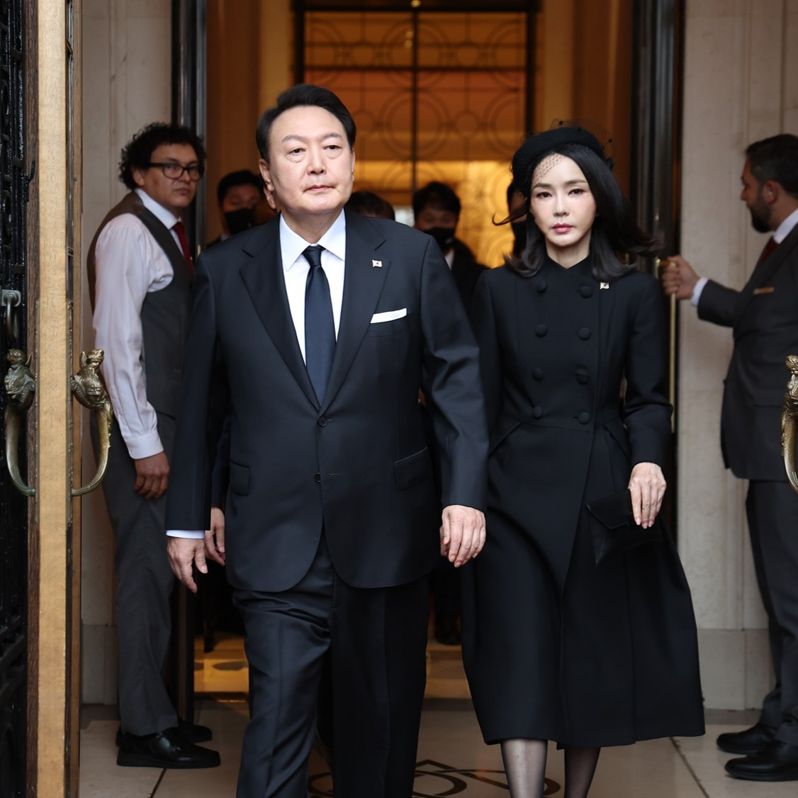 President Yoon Suk-yeol and first lady Kim Keon-hee leave a London hotel on Monday to attend the state funeral for Queen Elizabeth II. (Yonhap)