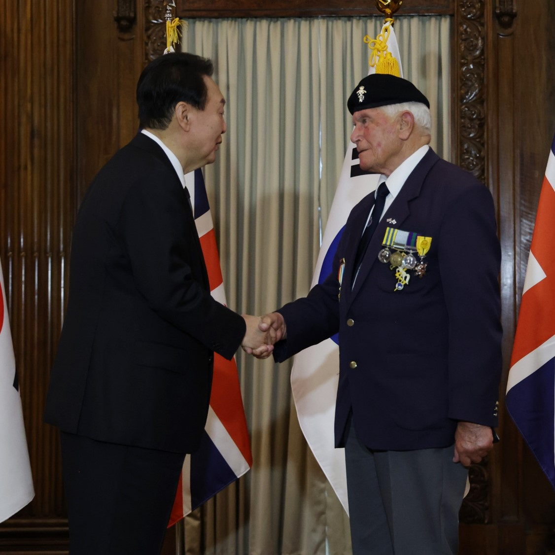 President Yoon Suk-yeol confers the Civil Merit Medal on Victor Swift, a British Korean War veteran, at a London hotel on Monday in recognition of his sacrifice and dedication to the defense of peace. (Yonhap)
