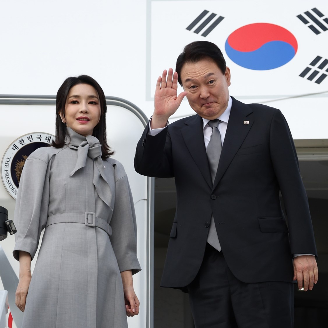 President Yoon Suk-yeol and first lady Kim Keon-hee board the presidential plane at London Stansted Airport on Monday to depart for New York. (Yonhap)