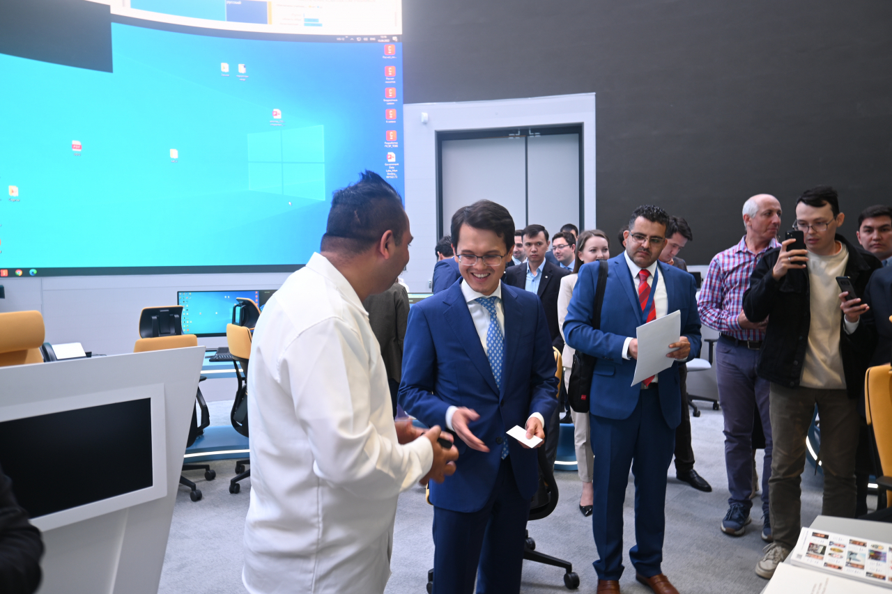 Kazakhstan’s Minister of Digital Development, Innovation, and Aerospace Industry Bagdat Musin interacts with foreign journalists introducing Kazakhstan’s most recent progress in e-Governance at the Digital Government Office in Nur-sultan on Thursday. (Sanjay Kumar/The Korea Herald)