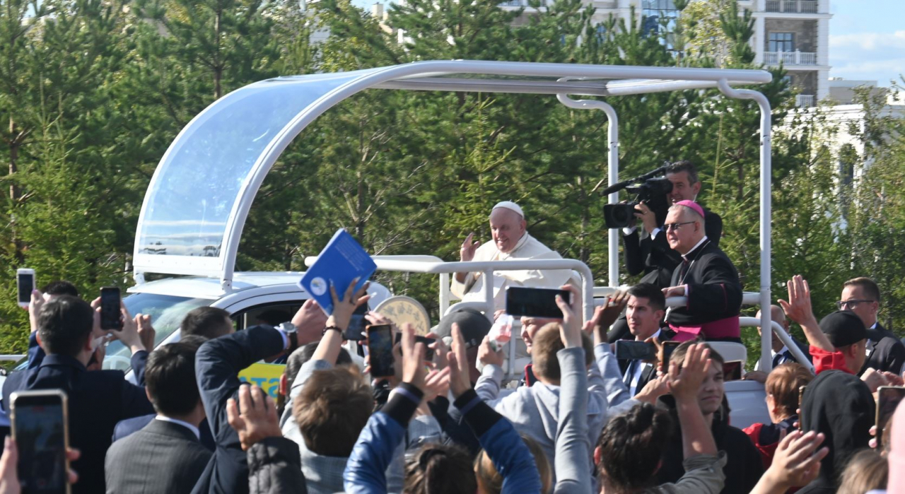 프란치스코 교황이 수요일 누르술탄 엑스포 현장에서 카자흐스탄의 가톨릭 공동체를 만나고 있다.  (산제이 쿠마르/코리아헤럴드)