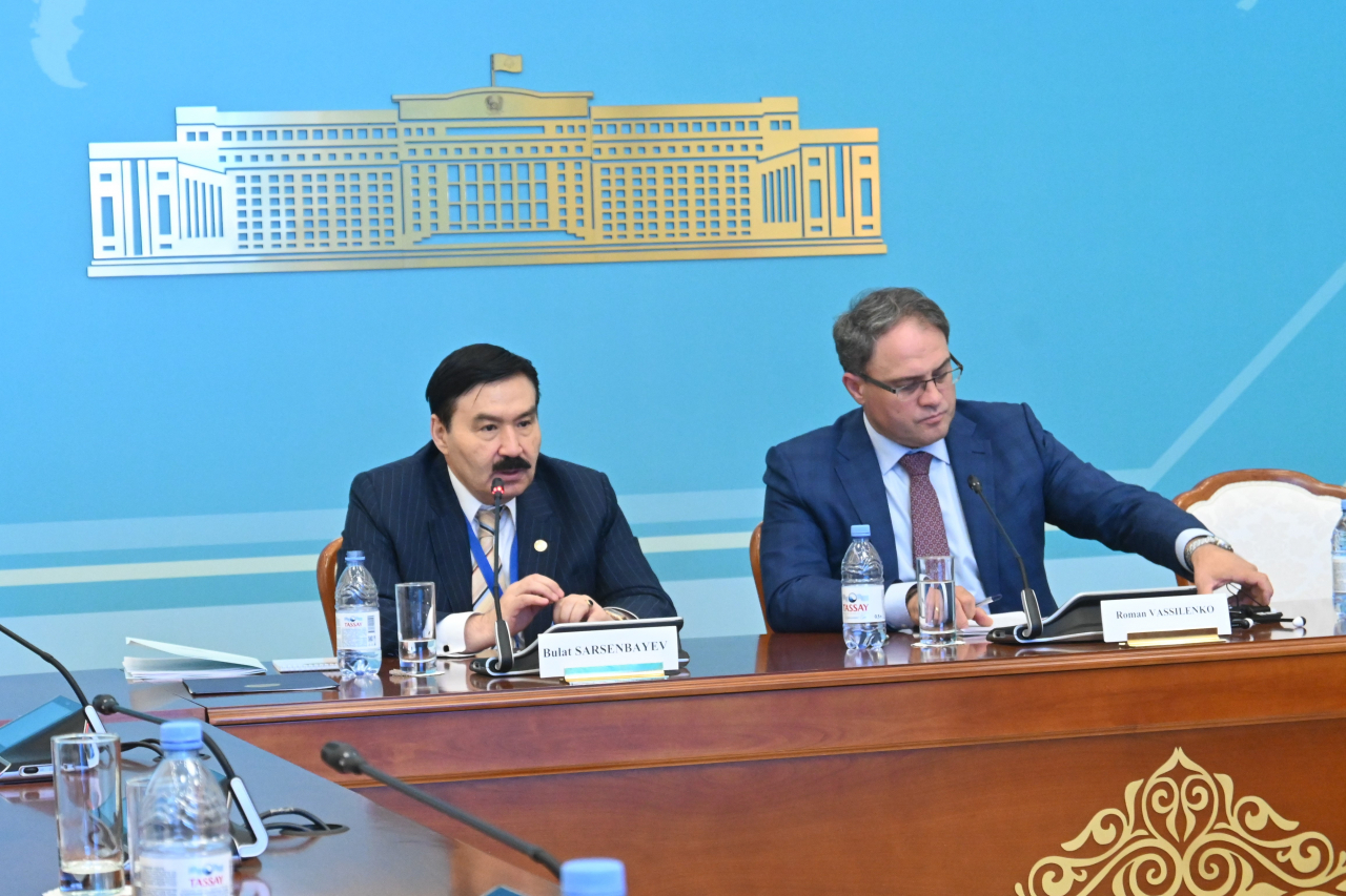 Bulat Sarsenbayev(왼쪽에서 첫 번째) 카자흐스탄 나자르바예프 국제종교 및 문명간 대화 개발 센터 의장과 로만 바실렌코 카자흐스탄 외무차관이 제7차 세계 및 전통 종교 지도자 대회의 의제와 의미를 방문단에 소개하고 있다. 9월 9일 누르술탄에 있는 카자흐스탄 외무부에서 외교부.  13 (산제이 쿠마르/코리아헤럴드)