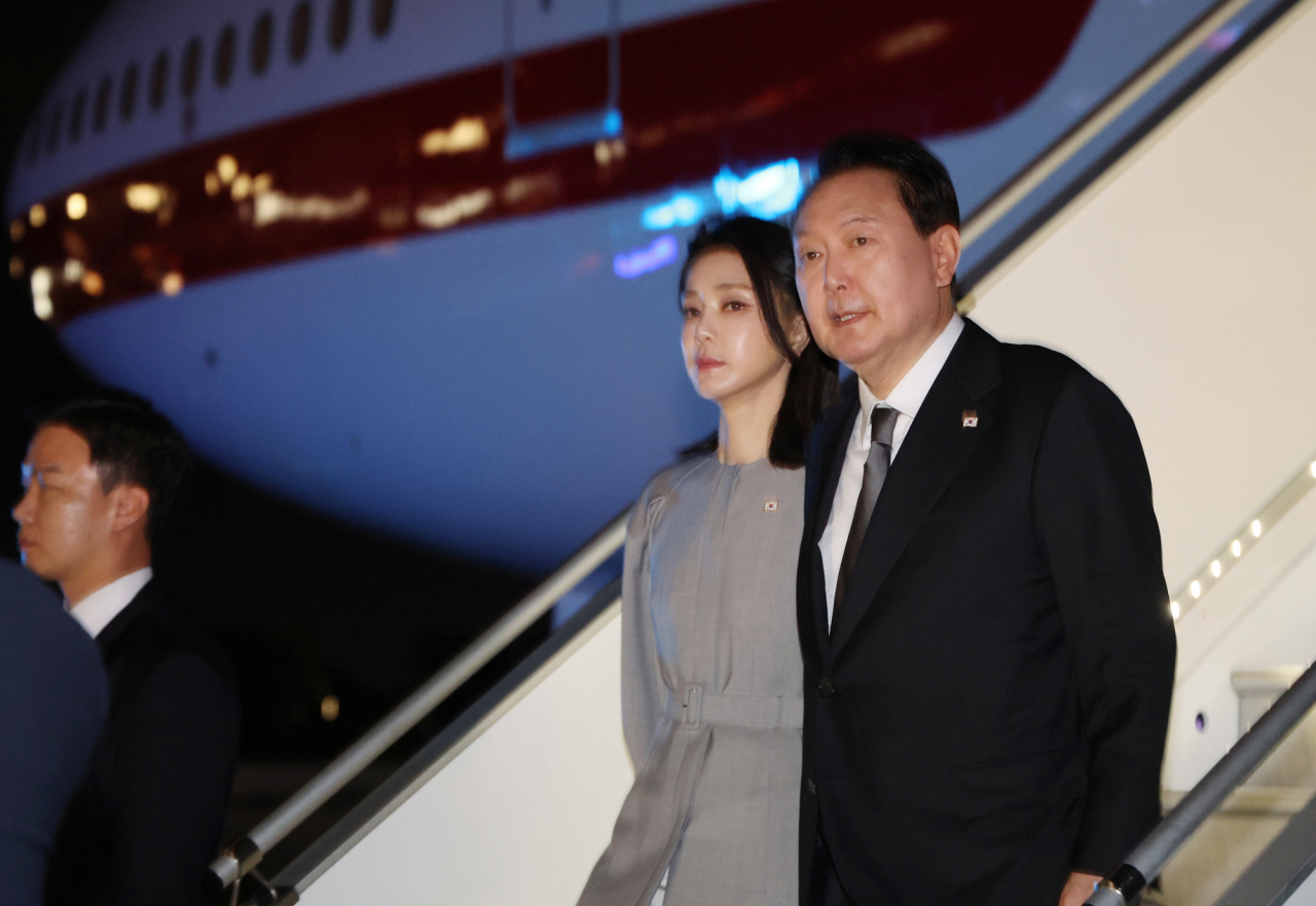 President Yoon Suk-yeol (right) and first lady Kim Keon-hee arrive at John F. Kennedy International Airport in New York on Monday. (Yonhap)