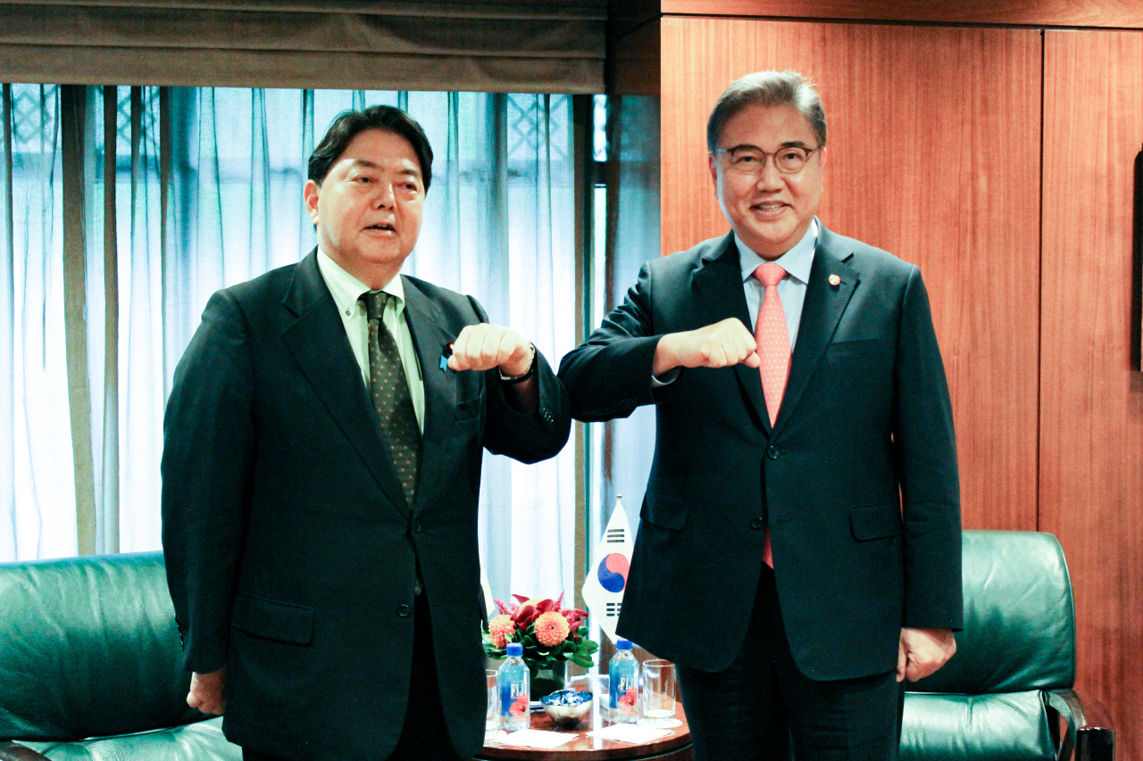 South Korean Foreign Minister Park Jin (right) and Japanese Foreign Minister Yoshimasa Hayashi pose during their bilateral talks in New York on Monday. (Yonhap)