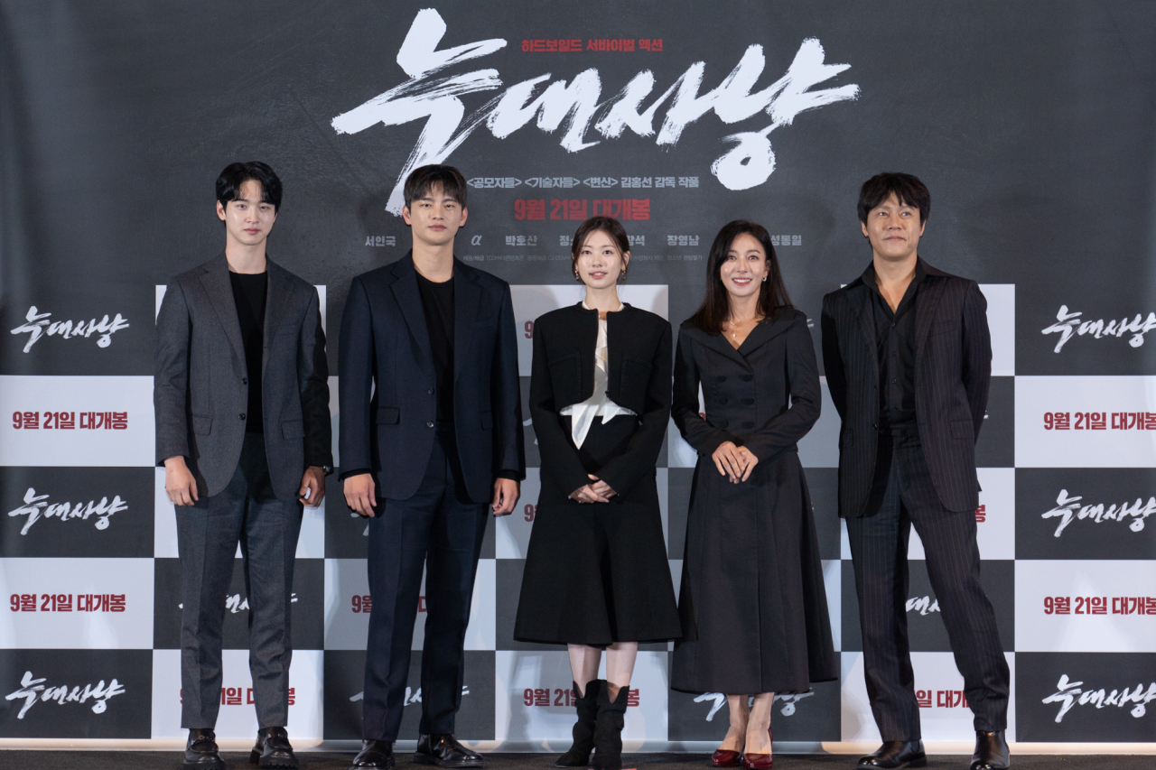 From left: Actors Jang Dong-yoon, Seo In-guk, Jung So-min, Jang Young-nam and Park Ho-san pose after a press conference at CGV Yongsan on Monday. (TCO)