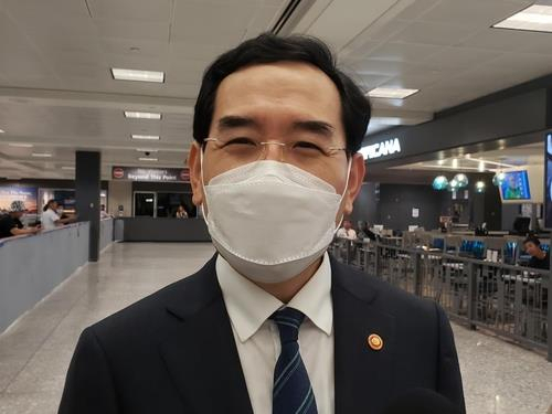 Industry Minister Lee Chang-yang speaks to reporters after arriving at Washington Dulles International Airport in Virginia on Wednesday. (Yonhap)