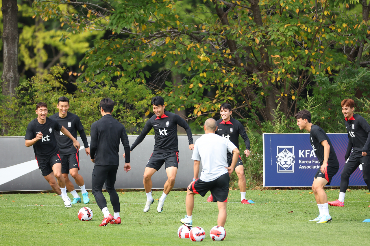 Members of the South Korean men's national football team train at the National Football Center in Paju, Gyeonggi Province, on Tuesday. (Yonhap)