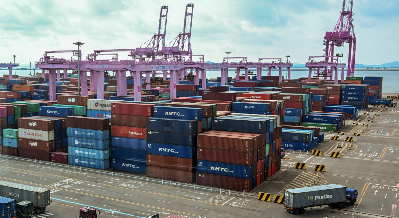 Stacks of containers are waiting to be loaded at a port in Incheon. (Im Se-jun)